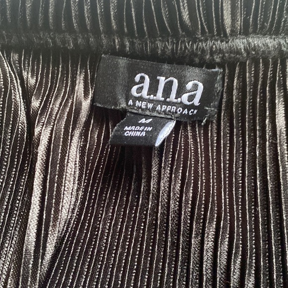 Women’s top size medium and necklace. #5 - Picture 7 of 8